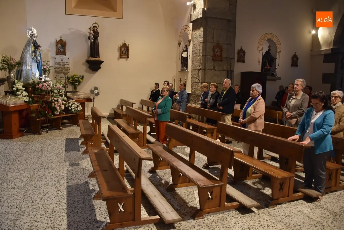 Foto 6 - Unas 80 fieles abren con el Rosario de la Aurora el d&iacute;a grande de la Virgen de la Pe&ntilde;a