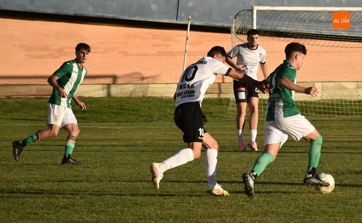 Foto 2 - Un nuevo golazo de Sergi da la victoria al Ciudad Rodrigo ante el copero Betis de sus ex