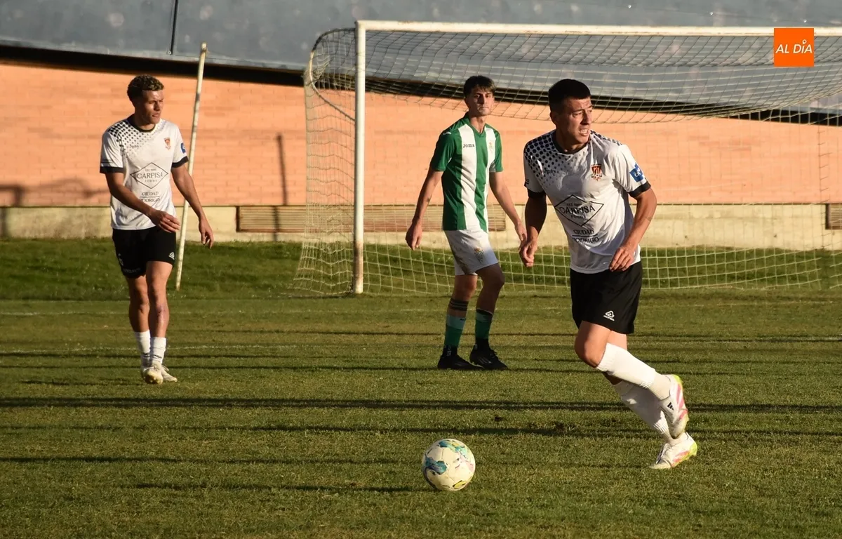 Foto 3 - Un nuevo golazo de Sergi da la victoria al Ciudad Rodrigo ante el copero Betis de sus ex