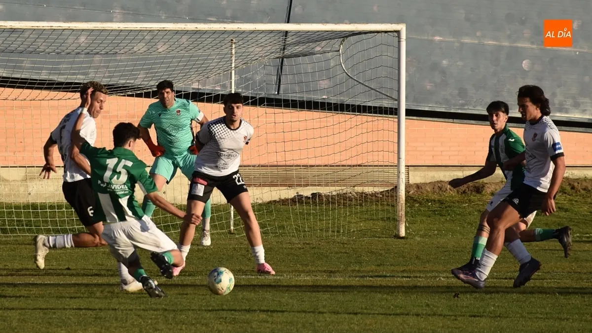 Foto 4 - Un nuevo golazo de Sergi da la victoria al Ciudad Rodrigo ante el copero Betis de sus ex
