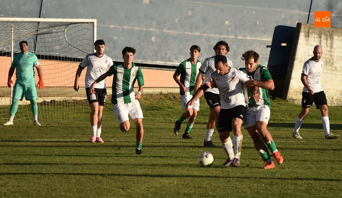 Foto 5 - Un nuevo golazo de Sergi da la victoria al Ciudad Rodrigo ante el copero Betis de sus ex