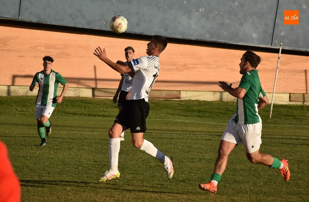Foto 7 - Un nuevo golazo de Sergi da la victoria al Ciudad Rodrigo ante el copero Betis de sus ex