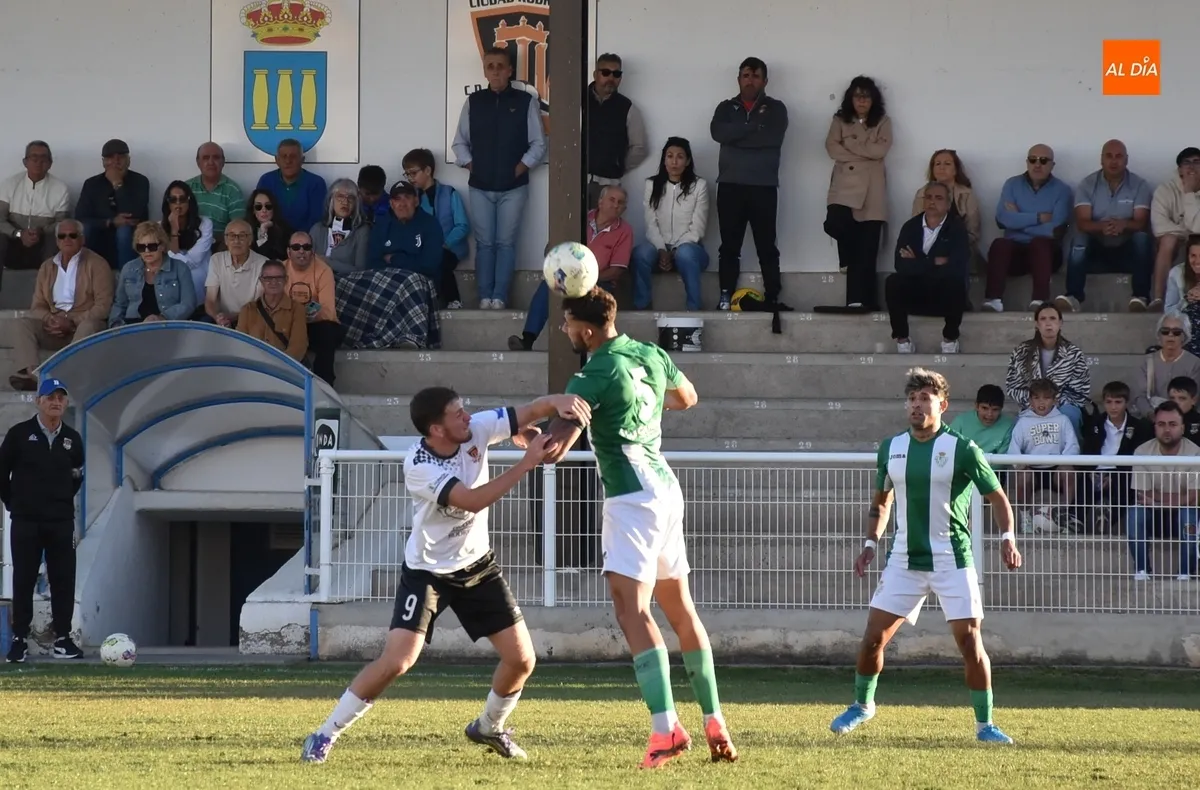 Foto 8 - Un nuevo golazo de Sergi da la victoria al Ciudad Rodrigo ante el copero Betis de sus ex