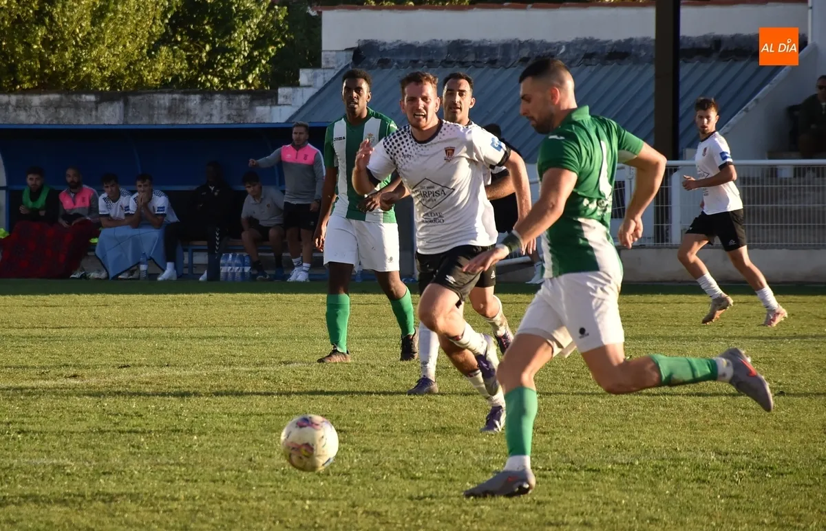 Foto 9 - Un nuevo golazo de Sergi da la victoria al Ciudad Rodrigo ante el copero Betis de sus ex