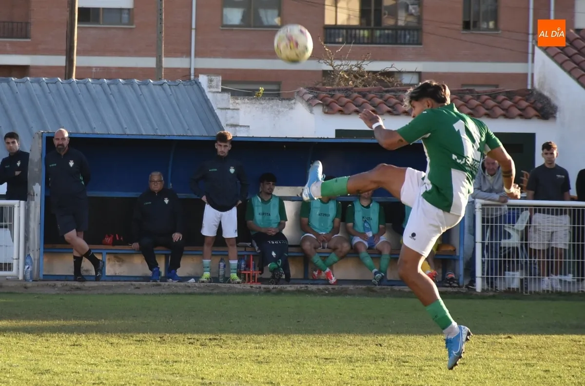Foto 10 - Un nuevo golazo de Sergi da la victoria al Ciudad Rodrigo ante el copero Betis de sus ex