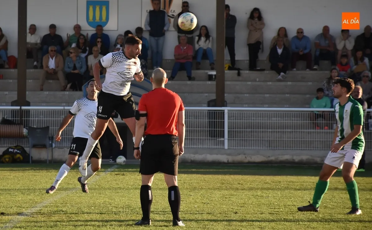 Foto 11 - Un nuevo golazo de Sergi da la victoria al Ciudad Rodrigo ante el copero Betis de sus ex