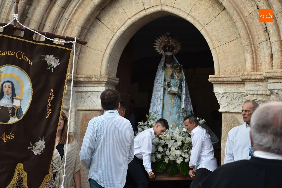 Foto 6 - La Virgen Negra de Ciudad Rodrigo recorre las calles en una &aacute;gil y multitudinaria procesi&oacute;n