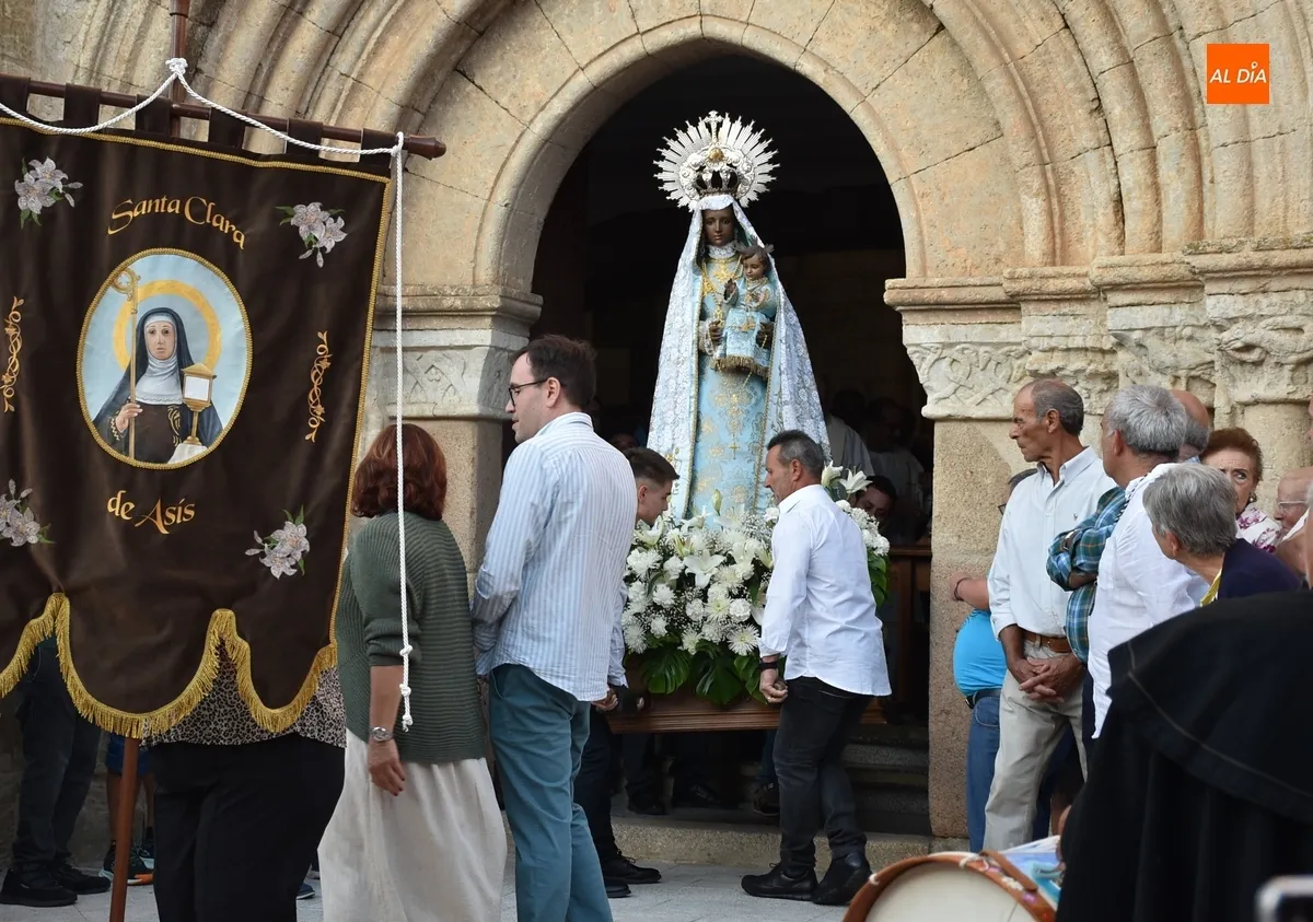 Foto 7 - La Virgen Negra de Ciudad Rodrigo recorre las calles en una &aacute;gil y multitudinaria procesi&oacute;n