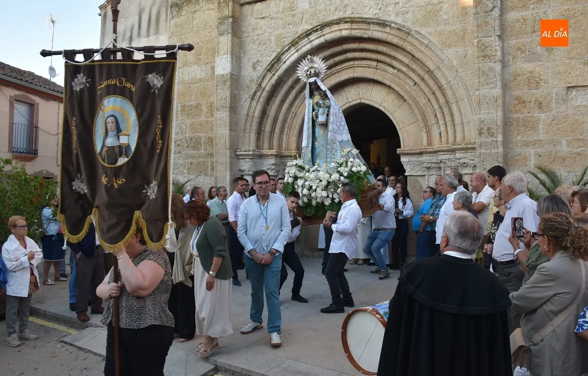 Foto 8 - La Virgen Negra de Ciudad Rodrigo recorre las calles en una &aacute;gil y multitudinaria procesi&oacute;n