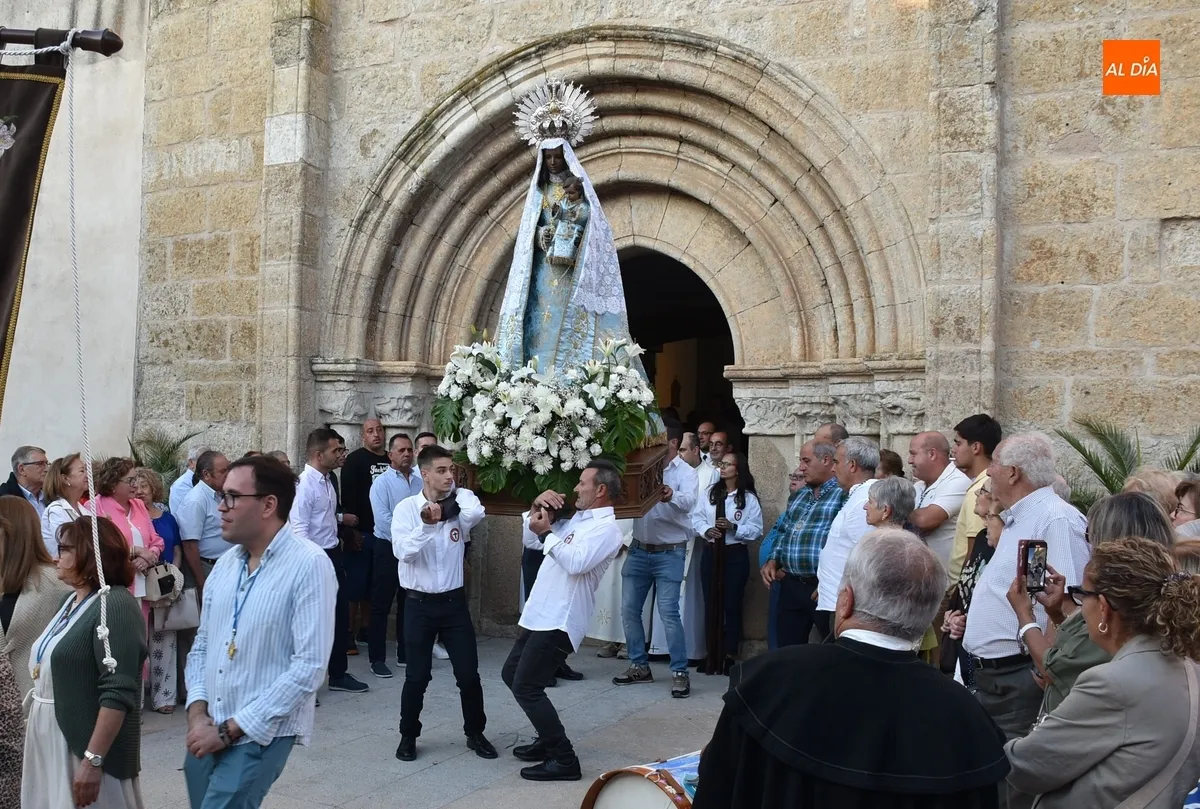 Foto 9 - La Virgen Negra de Ciudad Rodrigo recorre las calles en una &aacute;gil y multitudinaria procesi&oacute;n