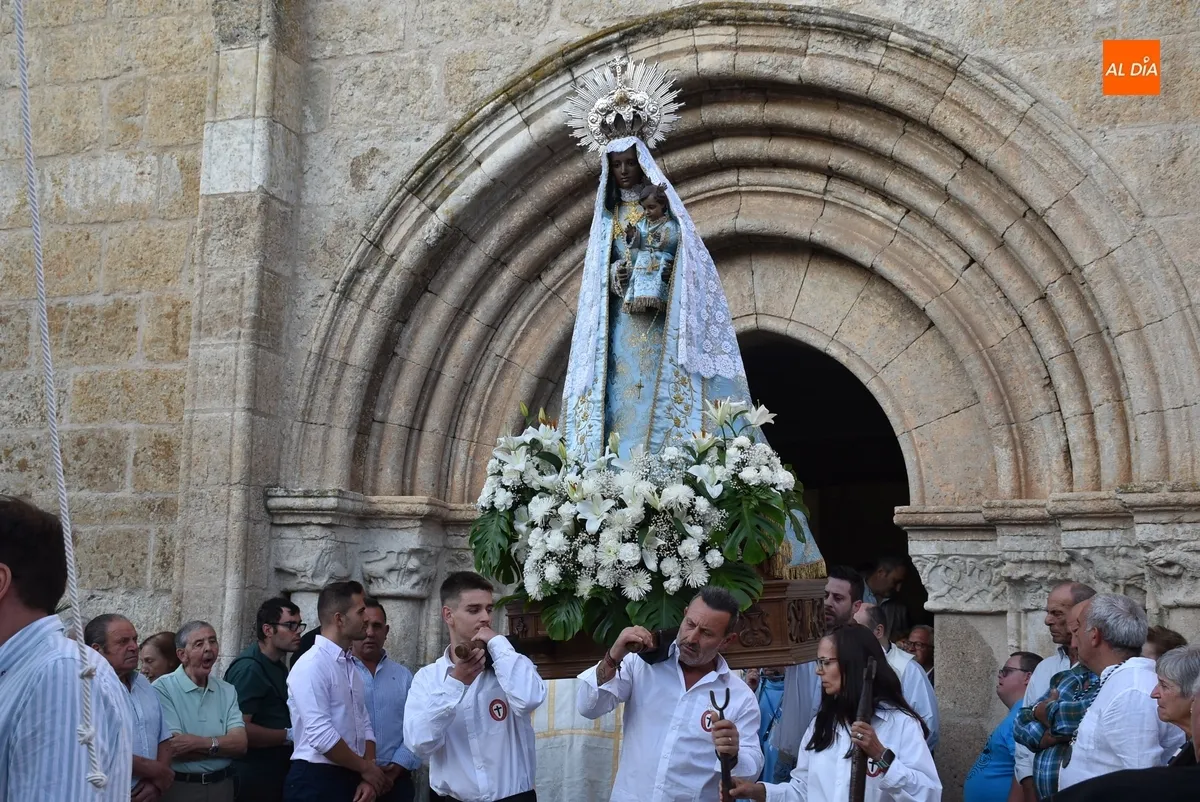 Foto 10 - La Virgen Negra de Ciudad Rodrigo recorre las calles en una &aacute;gil y multitudinaria procesi&oacute;n