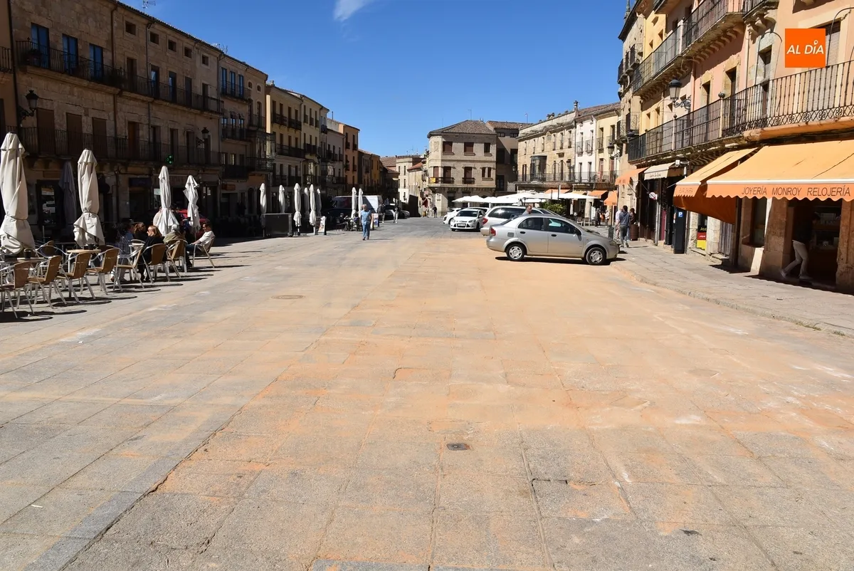 Foto 4 - Los veh&iacute;culos vuelven a la parte superior de la Plaza y al Registro tras su ef&iacute;mera ausencia