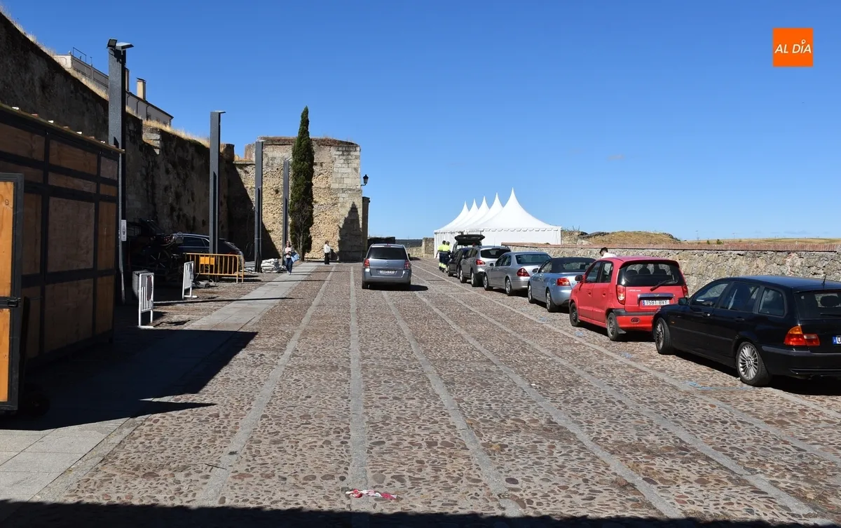 Foto 3 - Los veh&iacute;culos vuelven a la parte superior de la Plaza y al Registro tras su ef&iacute;mera ausencia