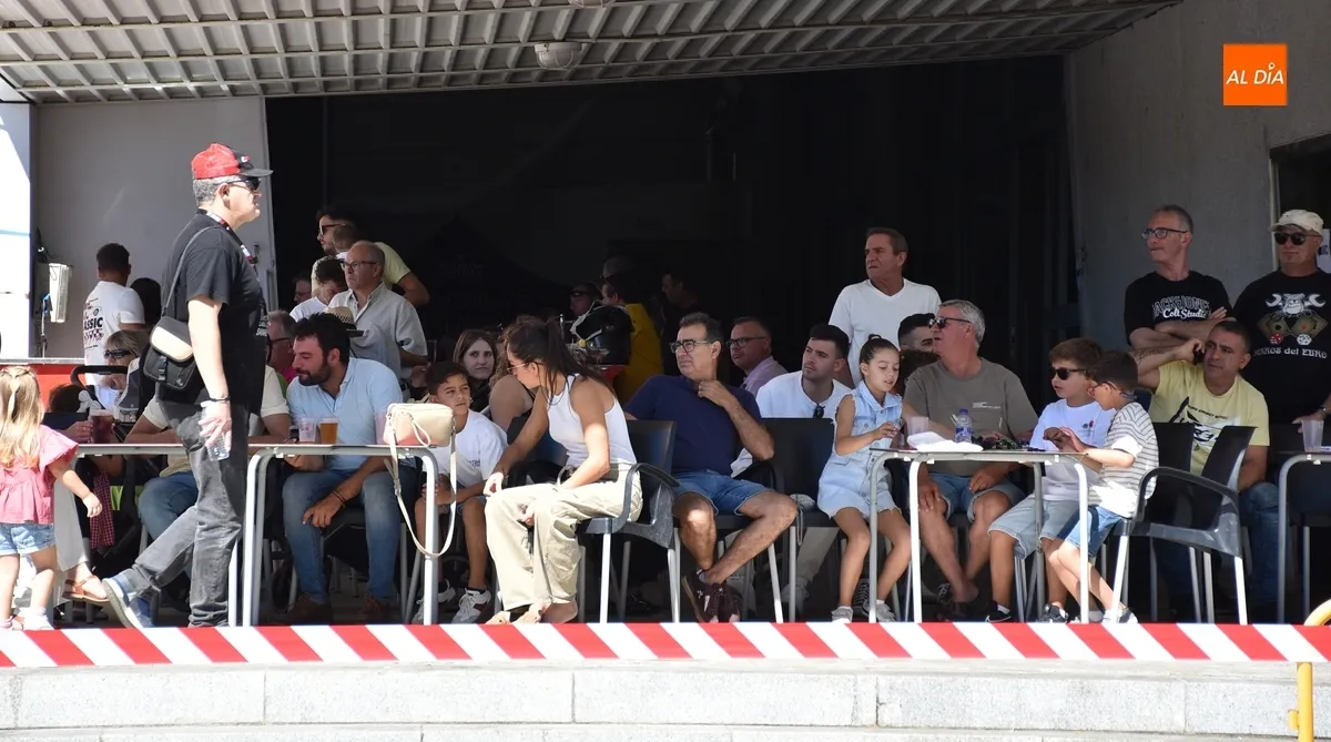 Foto 2 - El gran Caj&oacute; triunfa entre los mirobrigenses con sus habilidades sobre ruedas