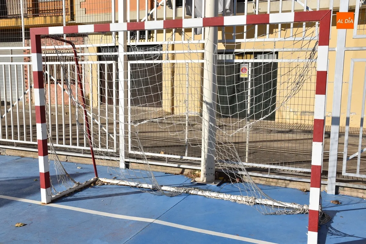 Foto 3 - Vecinos de Las Canteras reclaman el arreglo de las redes de su pista deportiva