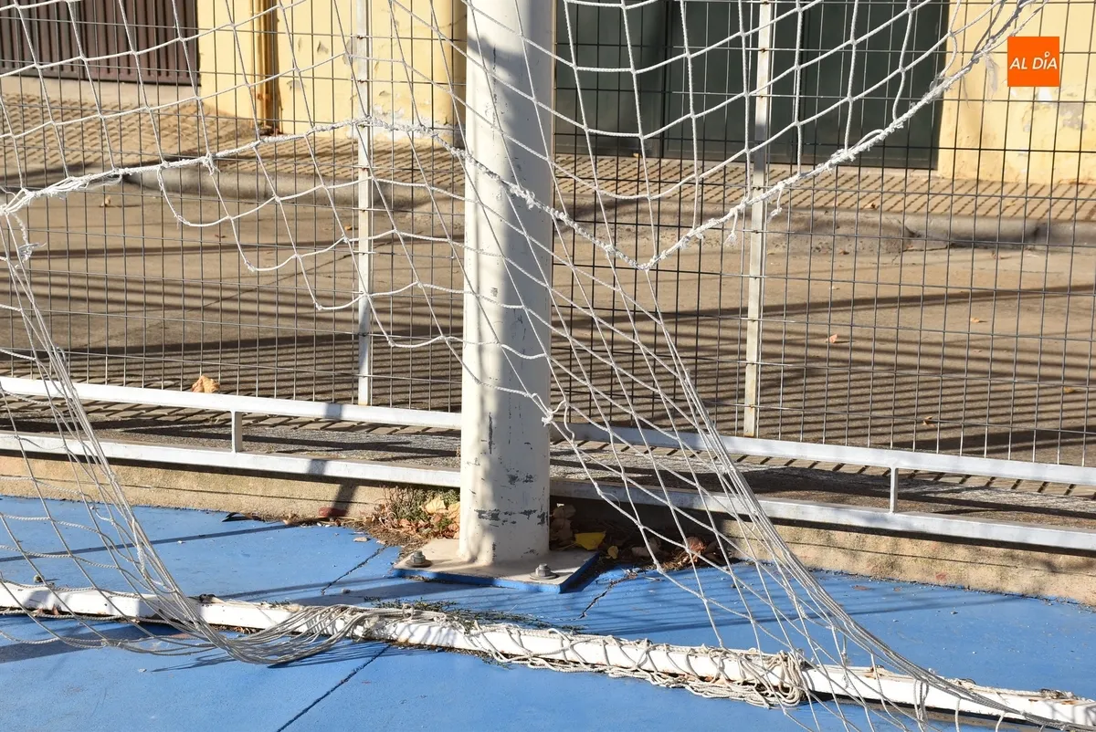 Foto 4 - Vecinos de Las Canteras reclaman el arreglo de las redes de su pista deportiva