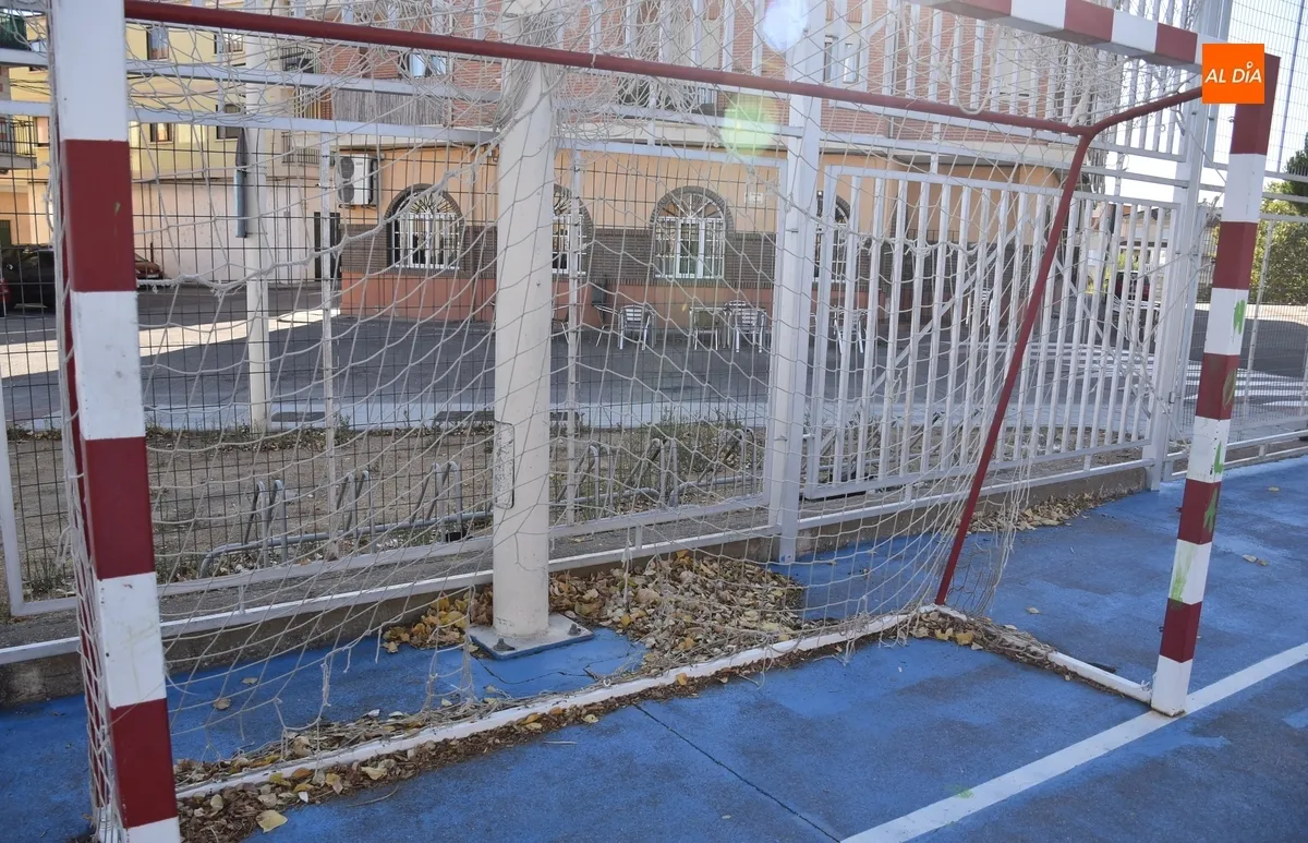 Foto 5 - Vecinos de Las Canteras reclaman el arreglo de las redes de su pista deportiva