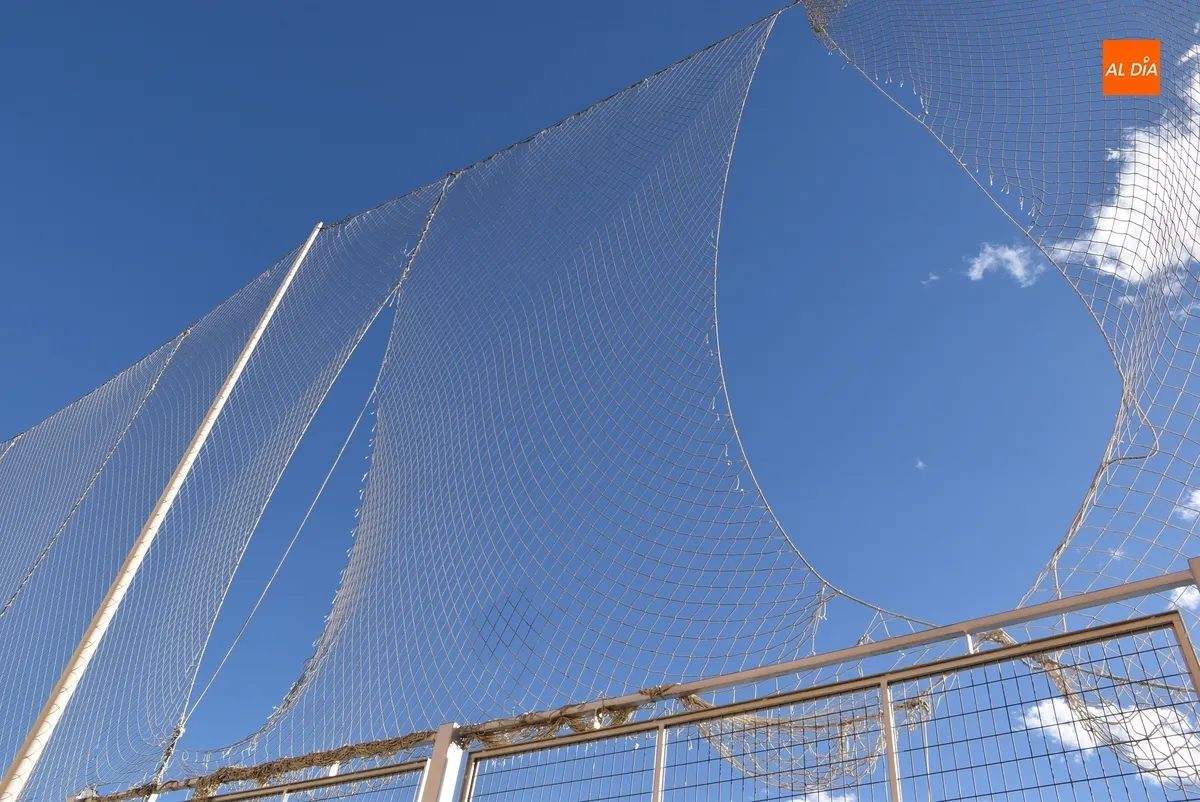 Foto 6 - Vecinos de Las Canteras reclaman el arreglo de las redes de su pista deportiva