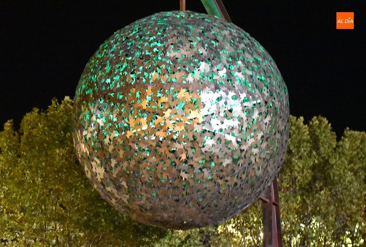Foto 2 - Ciudad Rodrigo se ilumina de verde y azul por el D&iacute;a Mundial de la Retina