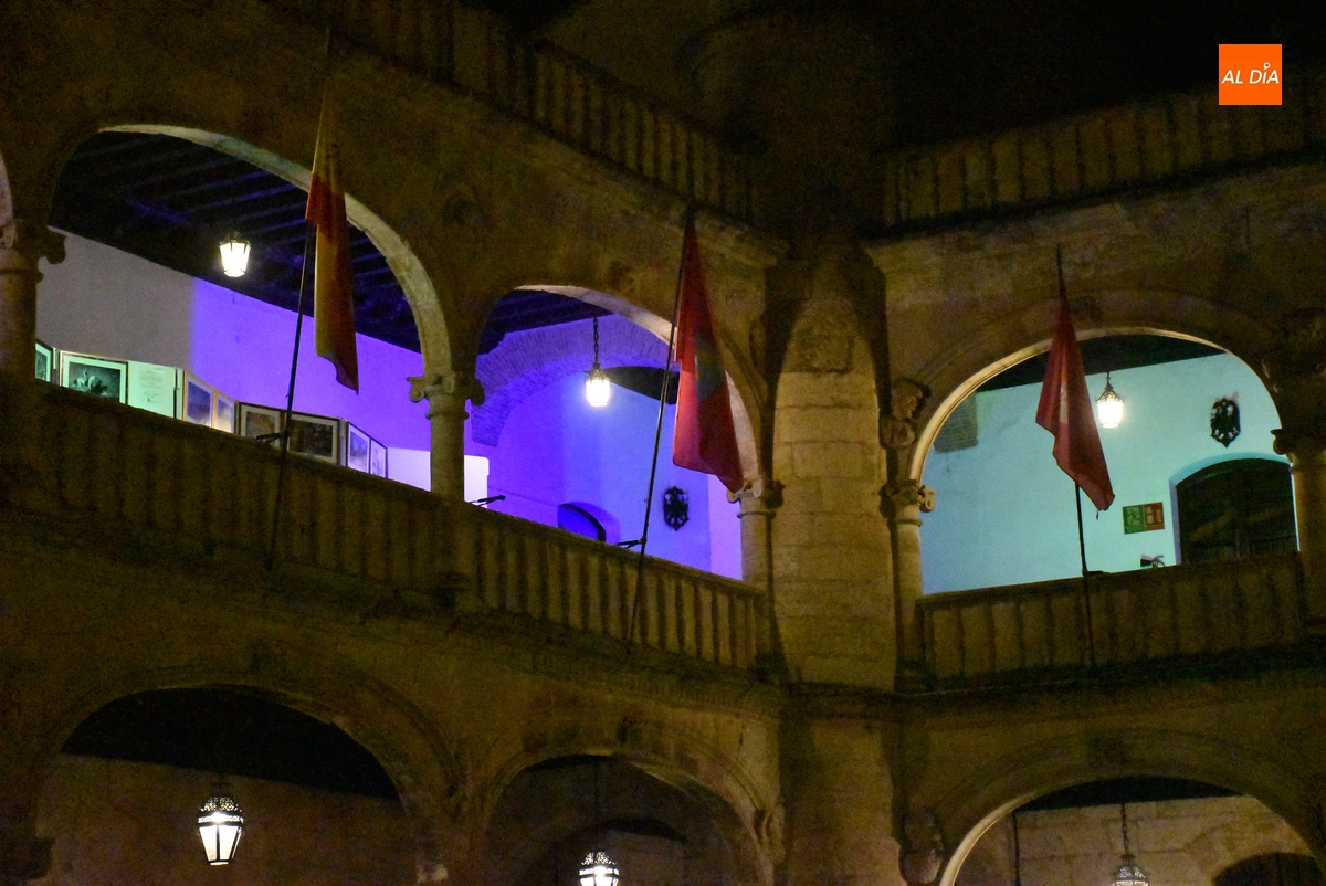 Ciudad Rodrigo se ilumina de verde y azul por el Día Mundial de la Retina