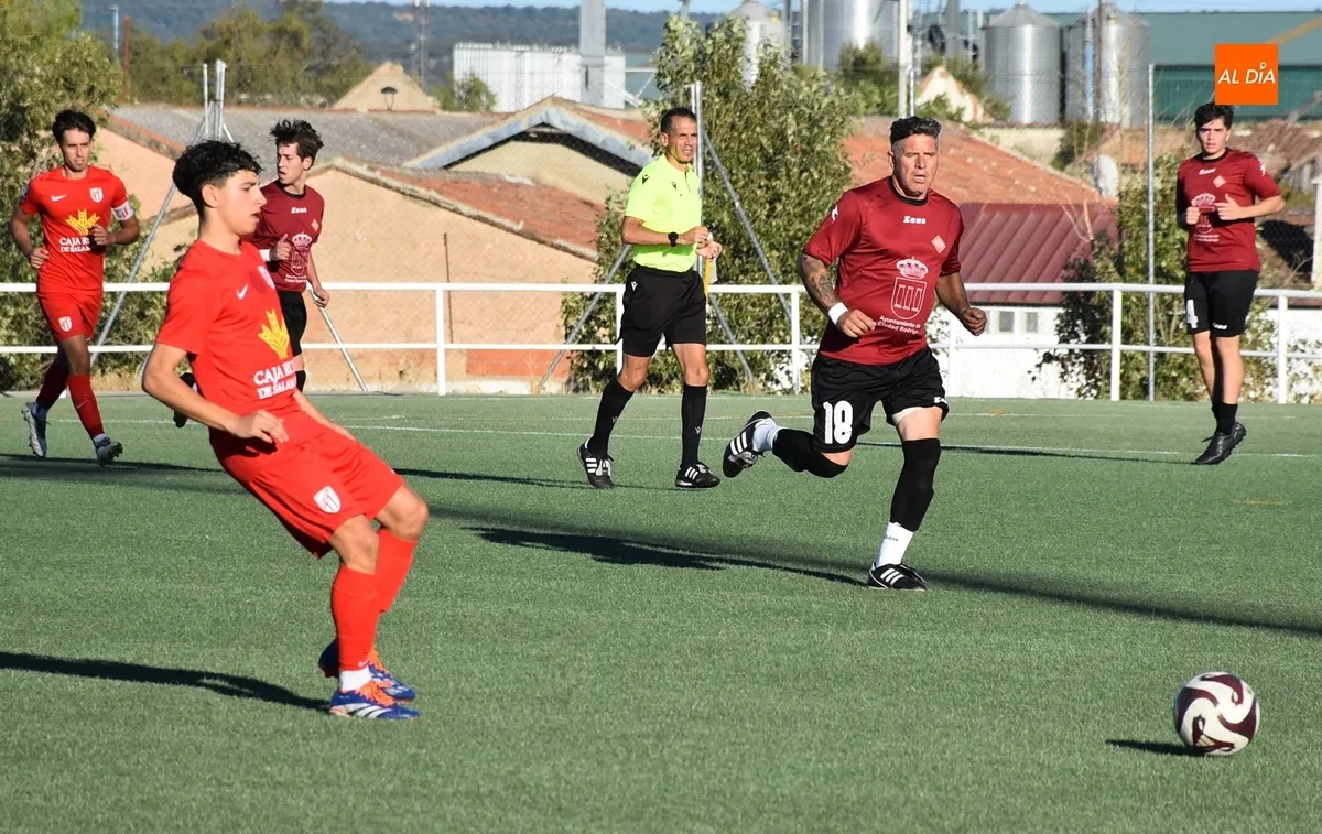 Foto 2 - La UD Mirobrigense disputa sus primeros minutos de preparaci&oacute;n ante el Santa Marta B