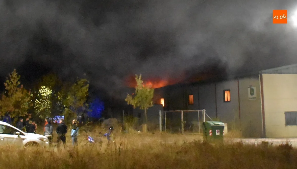 Foto 6 - Un herido en una explosi&oacute;n que dio pie a un incendio en naves de Los Chabarcones