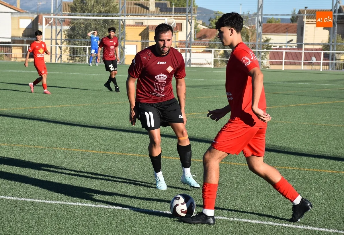 Foto 3 - La UD Mirobrigense disputa sus primeros minutos de preparaci&oacute;n ante el Santa Marta B