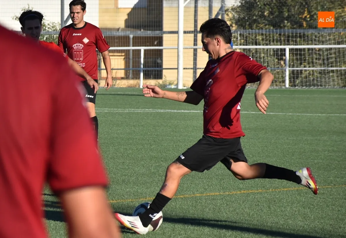 Foto 5 - La UD Mirobrigense disputa sus primeros minutos de preparaci&oacute;n ante el Santa Marta B