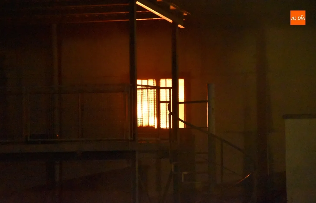 Foto 7 - Un herido en una explosi&oacute;n que dio pie a un incendio en naves de Los Chabarcones