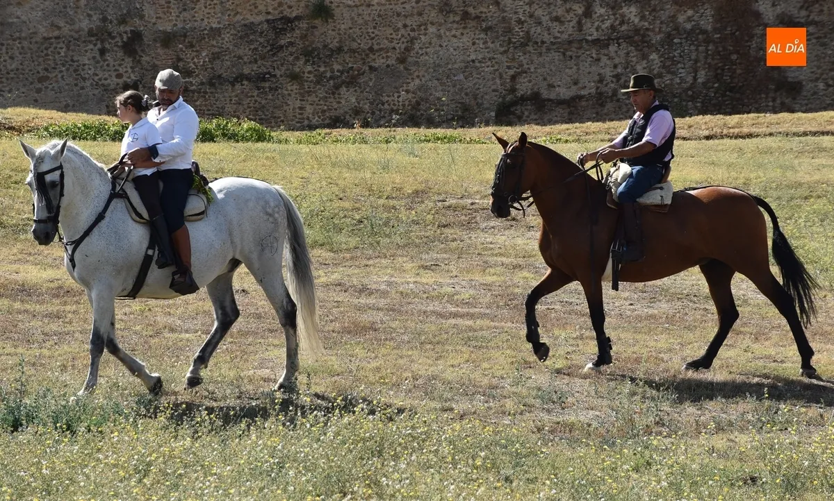 Foto 6 - Los caballistas vuelven a vadear el &Aacute;gueda tres a&ntilde;os despu&eacute;s en la calurosa ma&ntilde;ana sabatina de Feria
