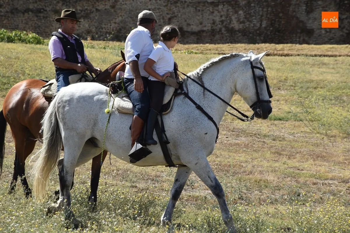 Foto 7 - Los caballistas vuelven a vadear el &Aacute;gueda tres a&ntilde;os despu&eacute;s en la calurosa ma&ntilde;ana sabatina de Feria