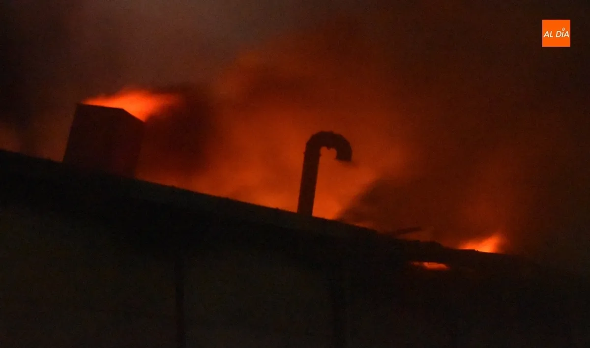 Foto 8 - Un herido en una explosi&oacute;n que dio pie a un incendio en naves de Los Chabarcones