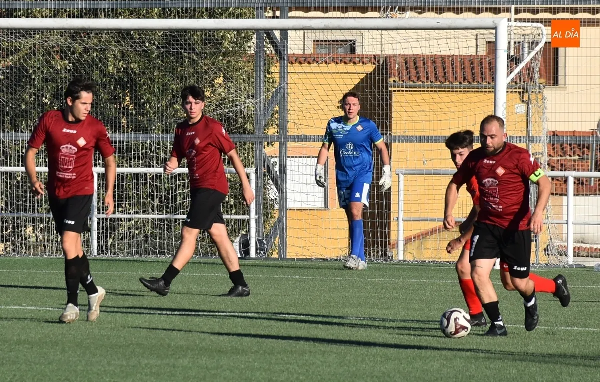 Foto 6 - La UD Mirobrigense disputa sus primeros minutos de preparaci&oacute;n ante el Santa Marta B