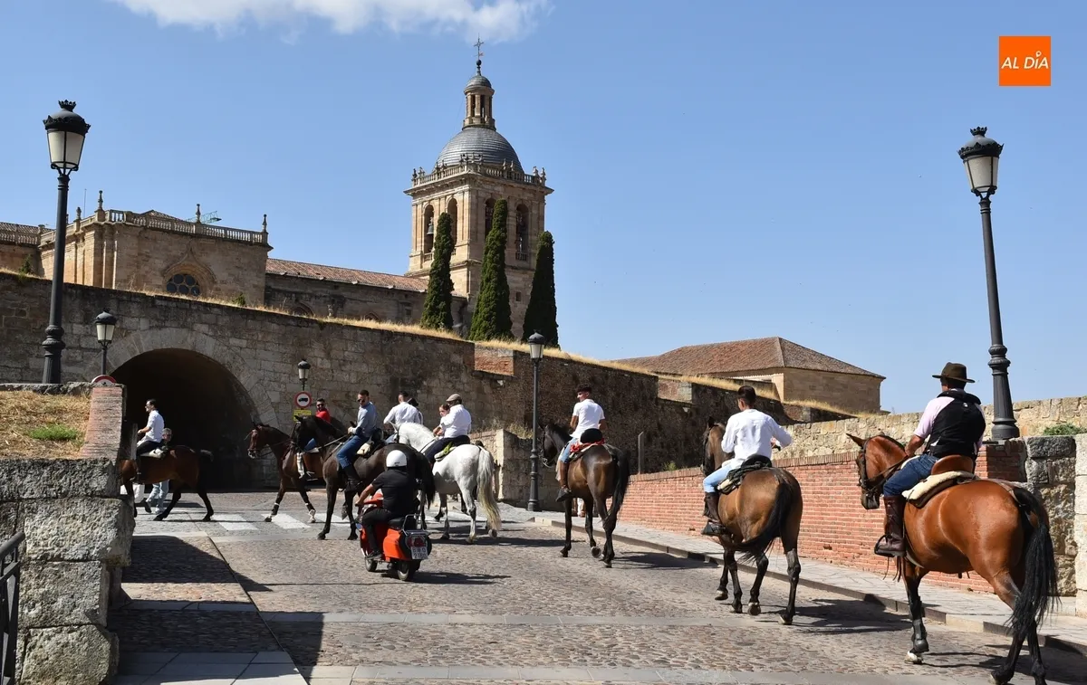 Foto 10 - Los caballistas vuelven a vadear el &Aacute;gueda tres a&ntilde;os despu&eacute;s en la calurosa ma&ntilde;ana sabatina de Feria