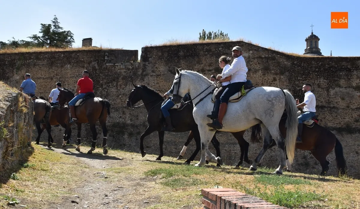 Foto 11 - Los caballistas vuelven a vadear el &Aacute;gueda tres a&ntilde;os despu&eacute;s en la calurosa ma&ntilde;ana sabatina de Feria