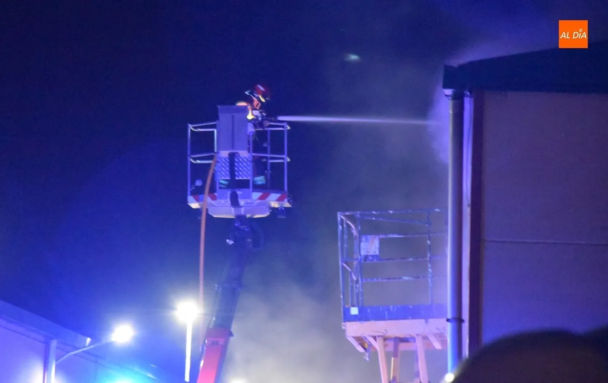 Foto 2 - Un herido en una explosi&oacute;n que dio pie a un incendio en naves de Los Chabarcones