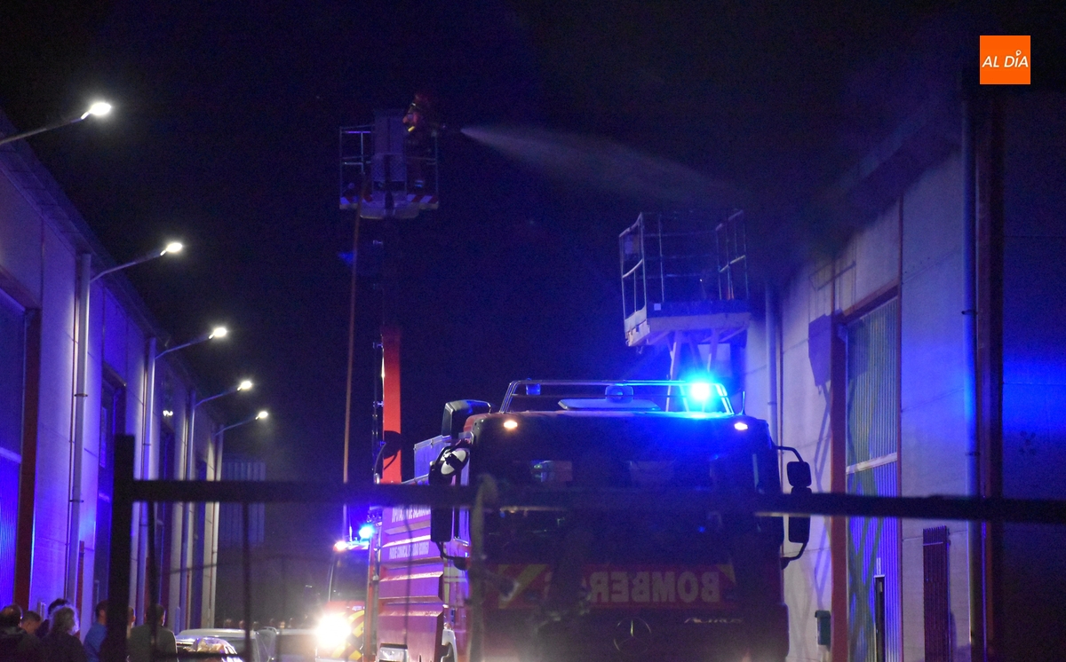 Un herido de consideración en una explosión que dio pie a un incendio en naves de Los Chabarcones