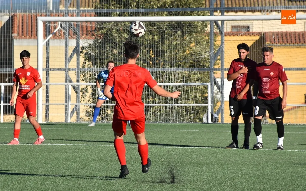 Foto 7 - La UD Mirobrigense disputa sus primeros minutos de preparaci&oacute;n ante el Santa Marta B