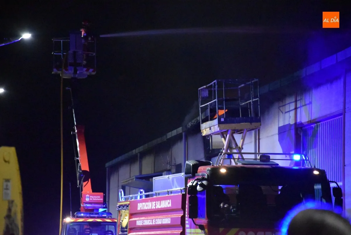 Foto 9 - Un herido en una explosi&oacute;n que dio pie a un incendio en naves de Los Chabarcones