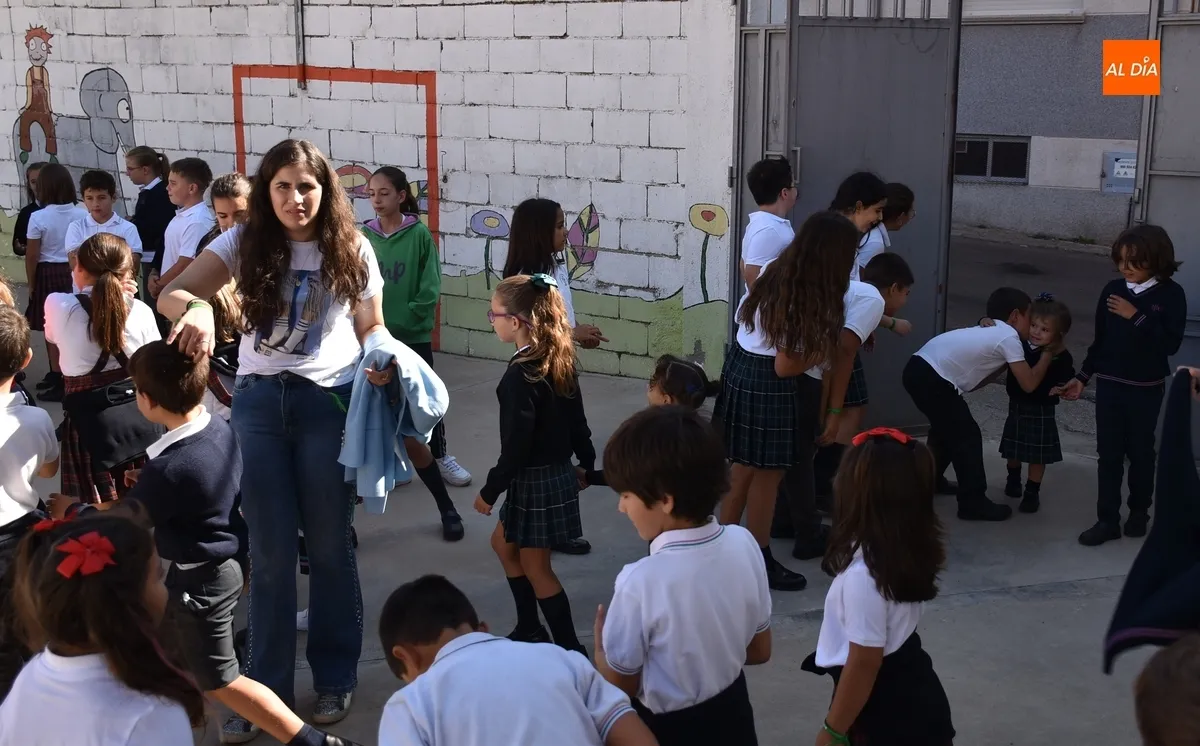 Foto 5 - Misioneras-Santa Teresa configura un arco&iacute;ris para reivindicarse como un equipo en el inicio del curso
