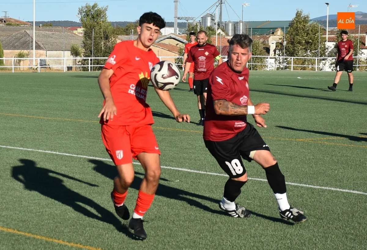 Foto 8 - La UD Mirobrigense disputa sus primeros minutos de preparaci&oacute;n ante el Santa Marta B