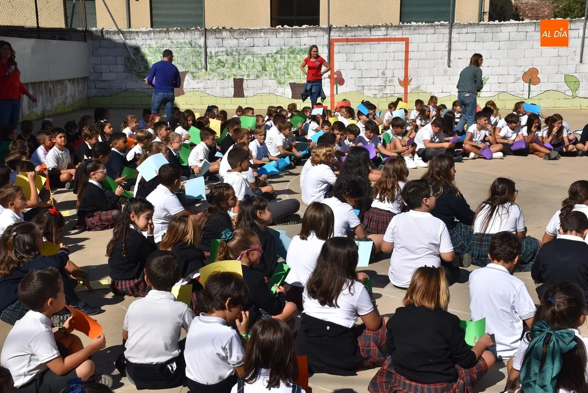 Foto 6 - Misioneras-Santa Teresa configura un arco&iacute;ris para reivindicarse como un equipo en el inicio del curso