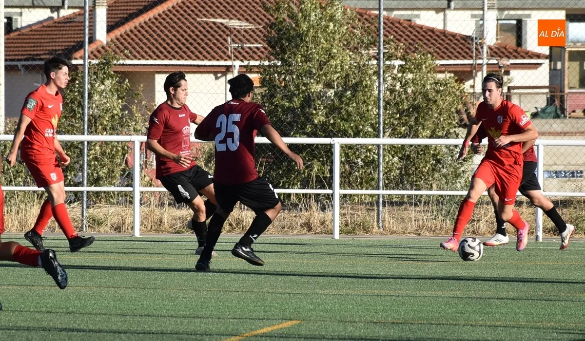 Foto 9 - La UD Mirobrigense disputa sus primeros minutos de preparaci&oacute;n ante el Santa Marta B