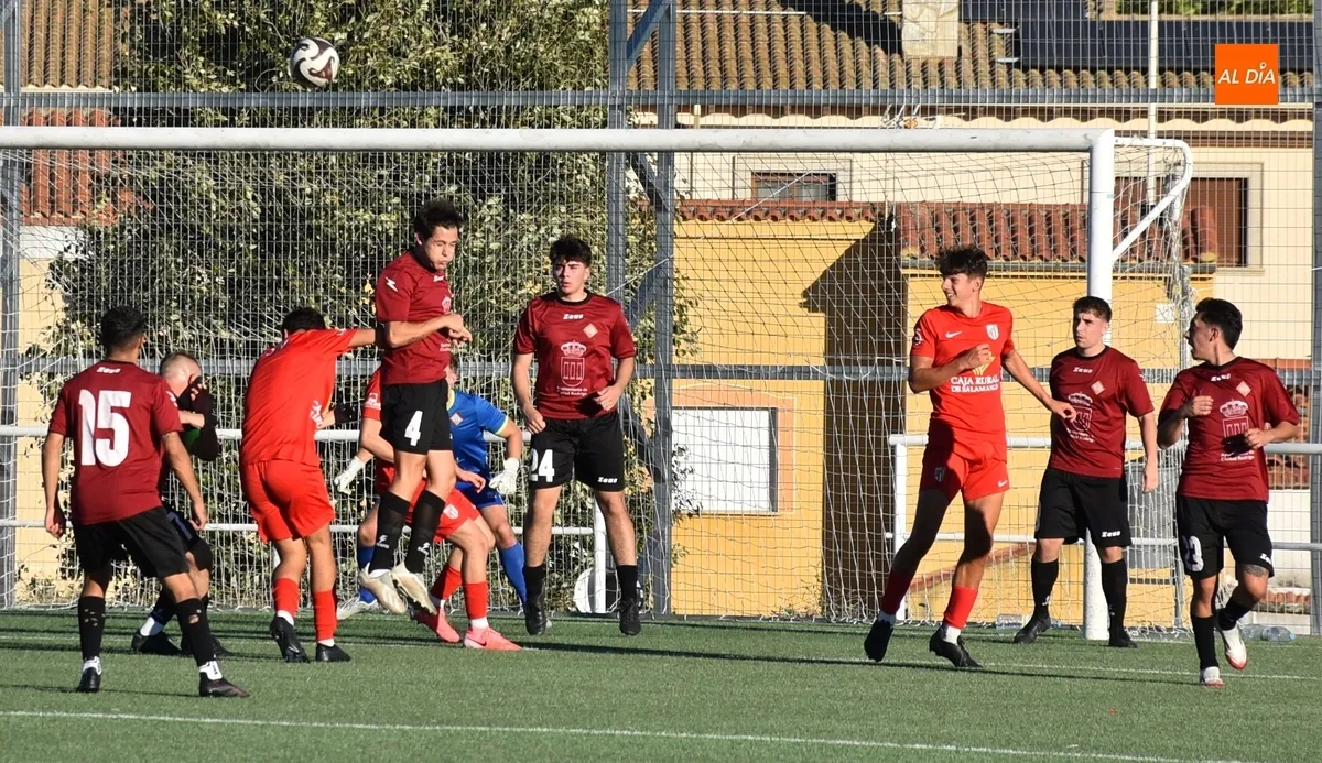 Foto 10 - La UD Mirobrigense disputa sus primeros minutos de preparaci&oacute;n ante el Santa Marta B