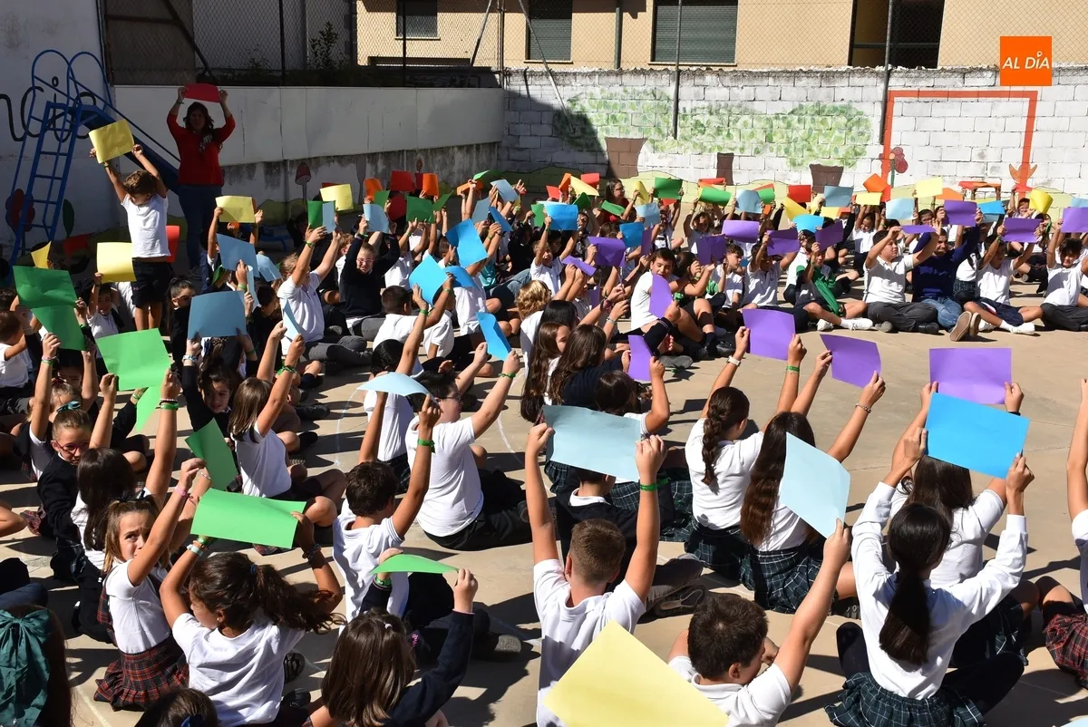 Foto 10 - Misioneras-Santa Teresa configura un arco&iacute;ris para reivindicarse como un equipo en el inicio del curso