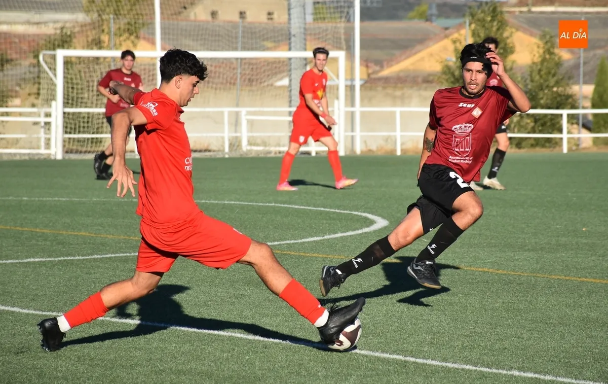 Foto 11 - La UD Mirobrigense disputa sus primeros minutos de preparaci&oacute;n ante el Santa Marta B