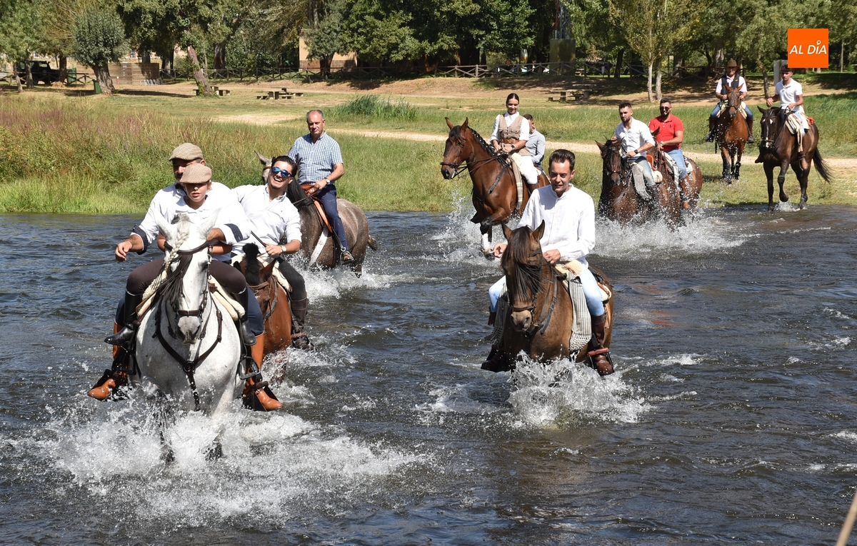 Los caballistas vuelven a vadear el Águeda tres años después en la calurosa mañana sabatina de Feria