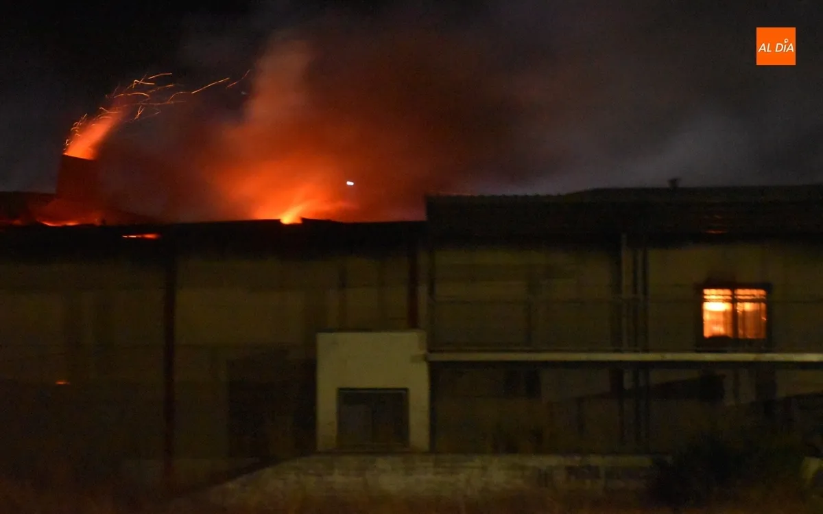 Foto 11 - Un herido en una explosi&oacute;n que dio pie a un incendio en naves de Los Chabarcones