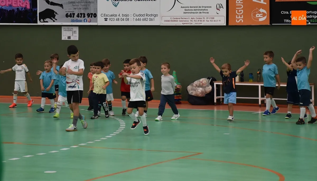 Foto 2 - El III Columnas abre una temporada m&aacute;s su Escuela de F&uacute;tbol Sala