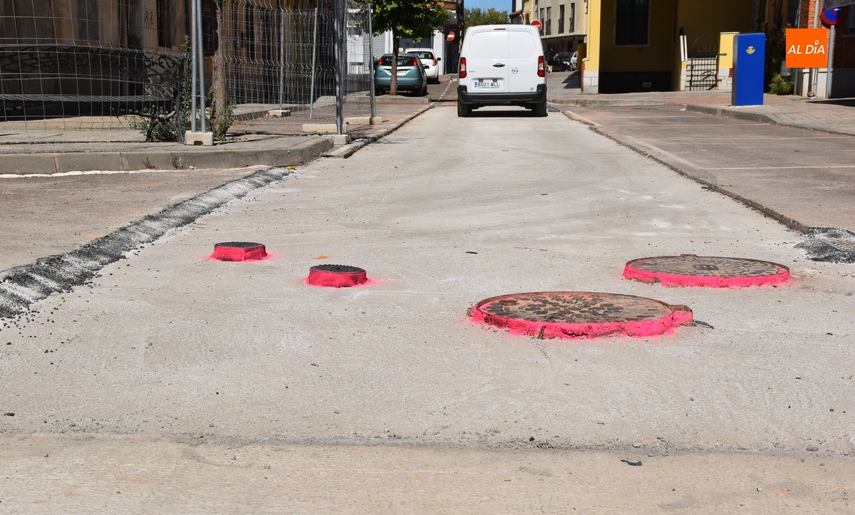 Reabierta al tráfico, con ‘obstáculos’, la calle Cárcabas